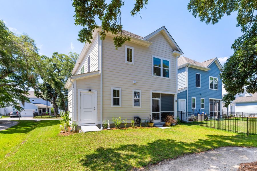 Exterior details and patio area of a home in Oak Bluff, Charleston (Image 30).