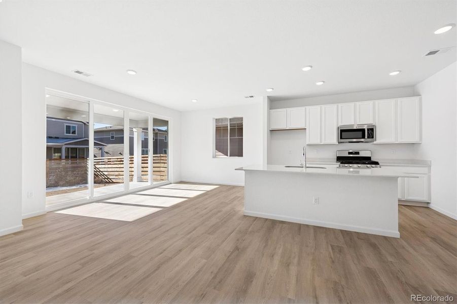 Spacious, unfurnished interior of a new home in The Aurora Highlands, Aurora (Image 13).