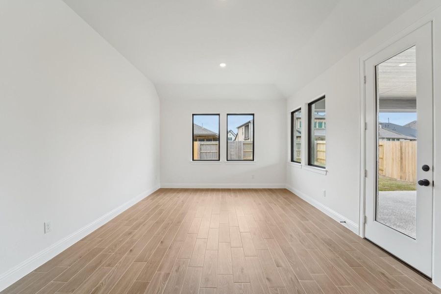 Spacious, unfurnished interior of a new home in Evergreen 55', Conroe (Image 23).