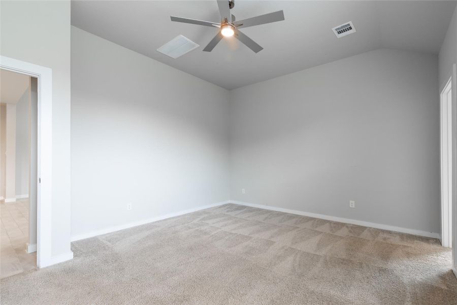 Spacious, unfurnished interior of a new home in Morton Creek Ranch, Katy (Image 16).
