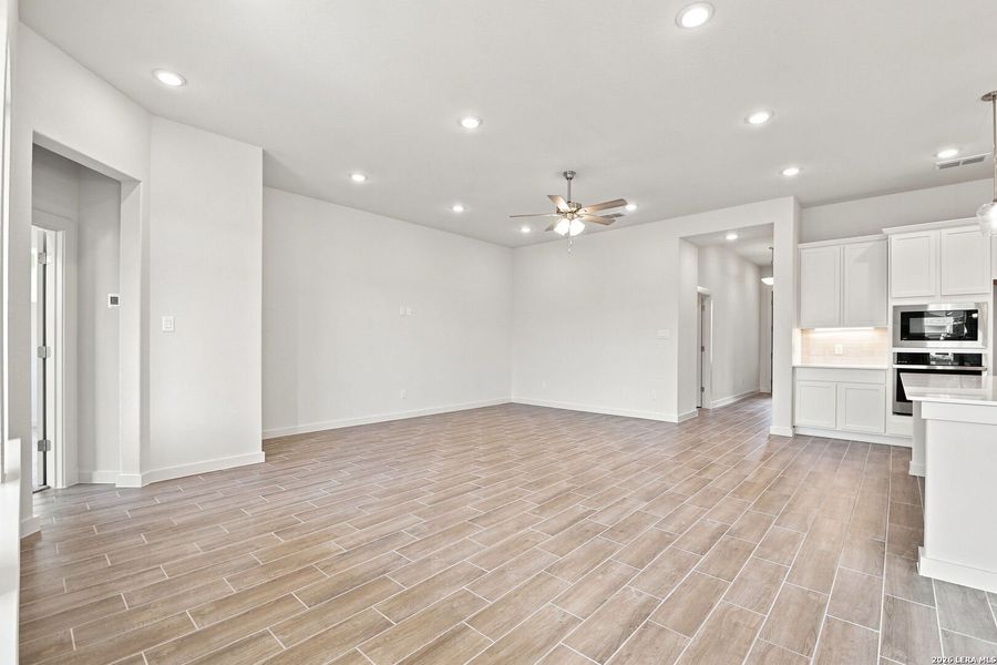 Spacious, unfurnished interior of a new home in Rhine Valley, Schertz (Image 19). Spacious, unfurnished interior of a new home in Rhine Valley, Schertz (Image 19).