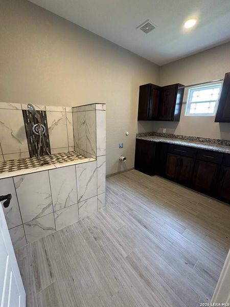 Furnished interior view inside a new home in , La Vernia (Image 9).