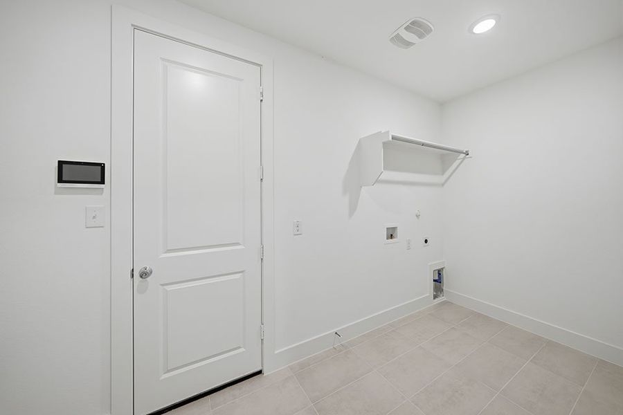 Spacious, unfurnished interior of a new home in Solterra Texas, Mesquite (Image 29).