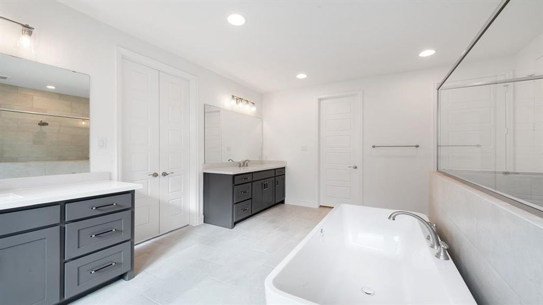 Furnished interior view inside a new home in Myrtle Creek 71', Waxahachie (Image 10).