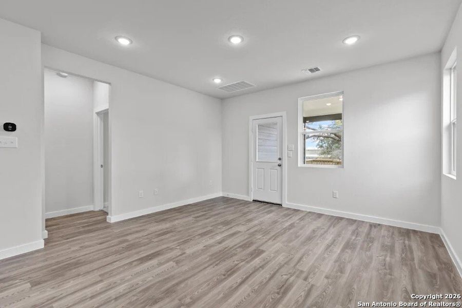 Spacious, unfurnished interior of a new home in Millican Grove, San Antonio (Image 10).