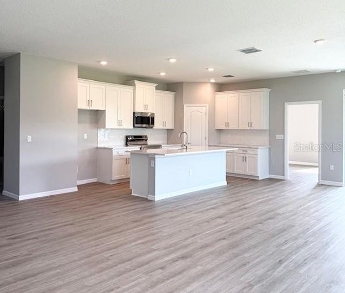 Spacious, unfurnished interior of a new home in , Sebring (Image 14).