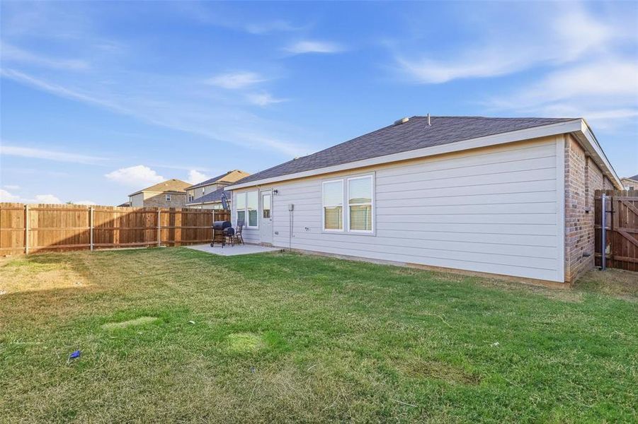 Exterior details and patio area of a home in Newberry Point, Fort Worth (Image 3).