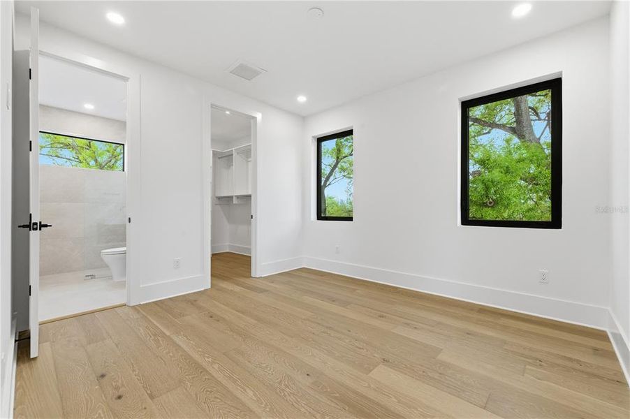 Spacious, unfurnished interior of a new home in , Tampa (Image 27).