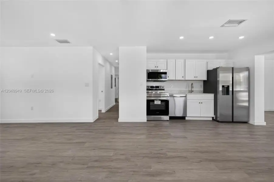 Spacious, unfurnished interior of a new home in , Fort Lauderdale (Image 10).