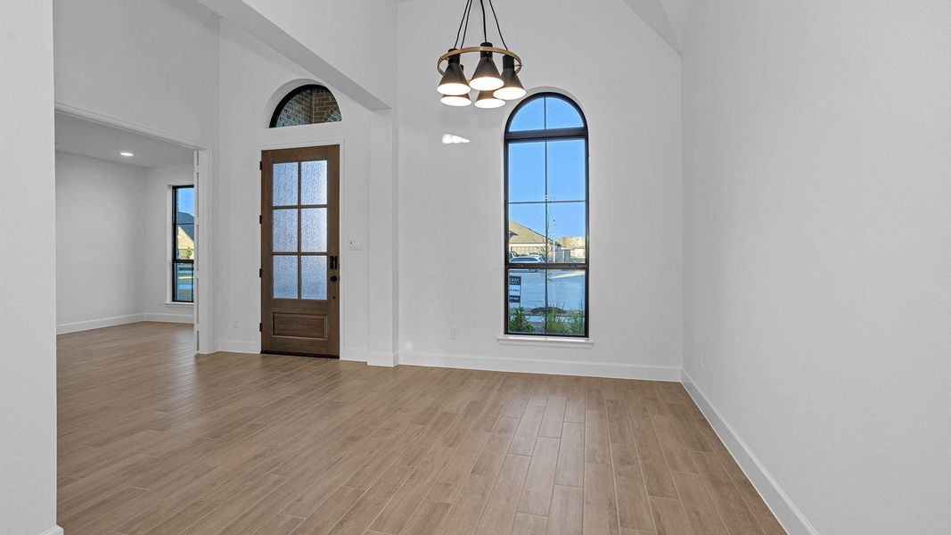 Spacious, unfurnished interior of a new home in Valencia, Manvel (Image 18).