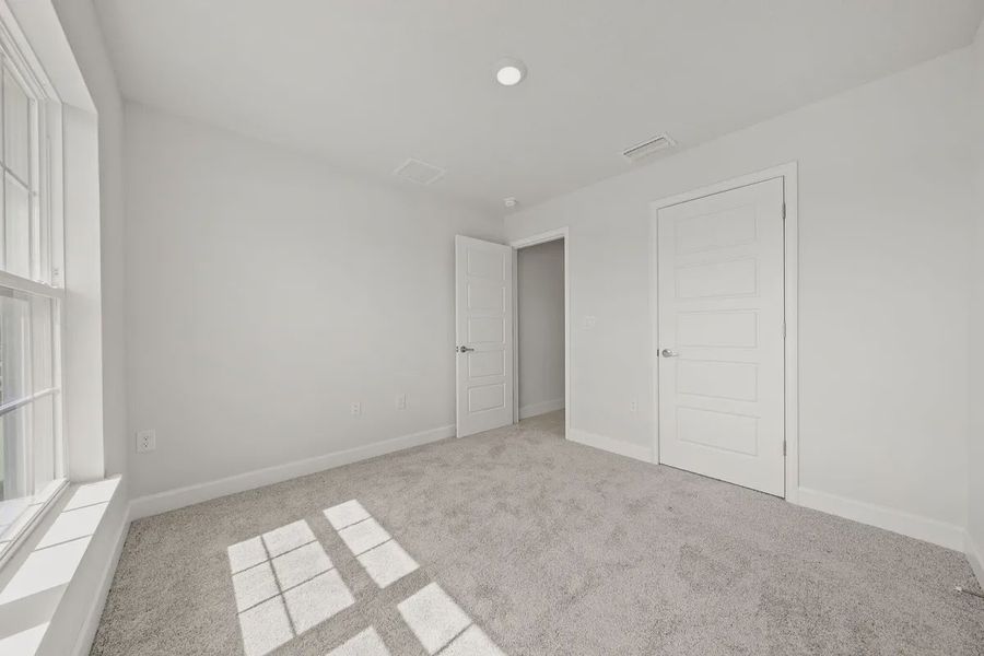 Spacious, unfurnished interior of a new home in St. John's Preserve, Palm Bay (Image 17).
