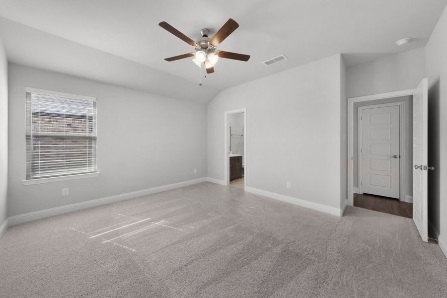 Spacious, unfurnished interior of a new home in Stonecreek, Sulphur Springs (Image 27).