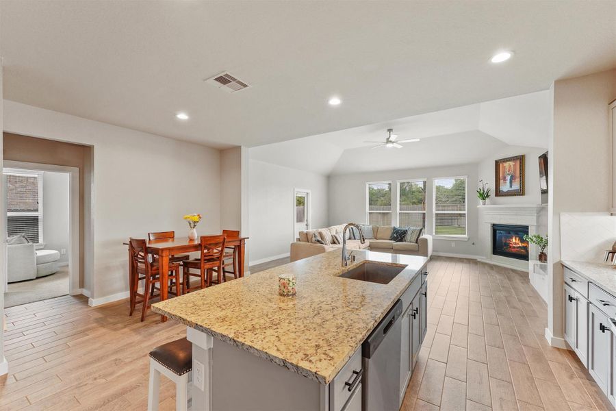 Kitchen w/ Island Kitchen w/ Island