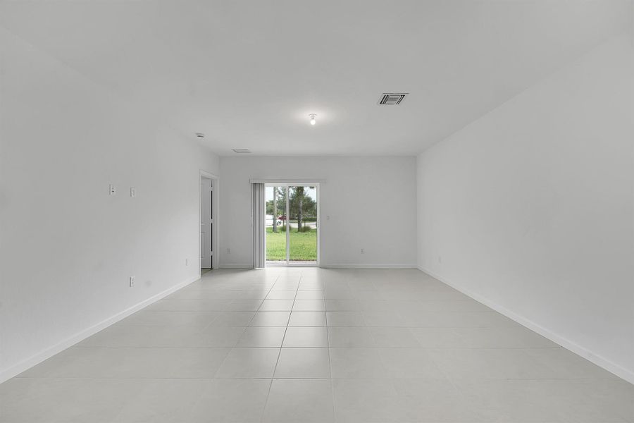 Spacious, unfurnished interior of a new home in Bent Creek: The Meadows Collection, Fort Pierce (Image 28).