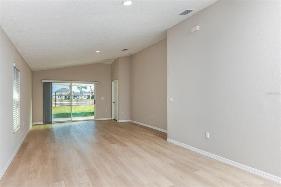 Spacious, unfurnished interior of a new home in Scenic Terrace, Lake Hamilton (Image 10).