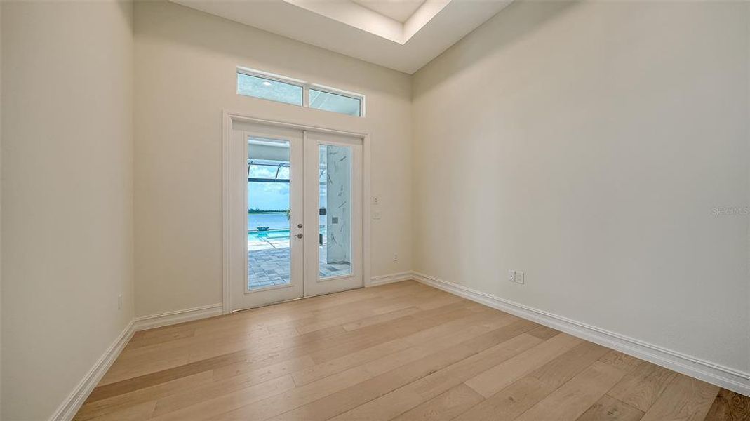 Spacious, unfurnished interior of a new home in , Sarasota (Image 16).