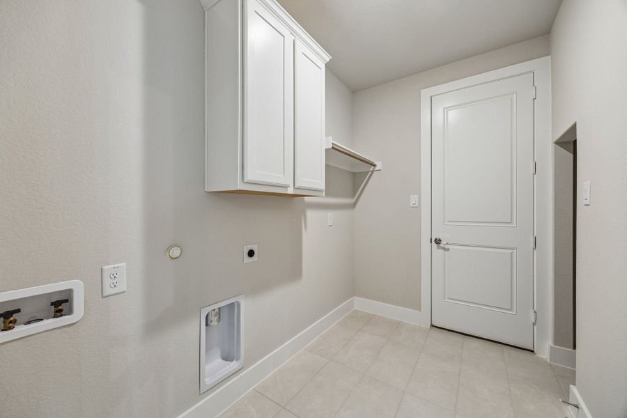 Spacious, unfurnished interior of a new home in Painted Tree Woodland West, McKinney (Image 29).
