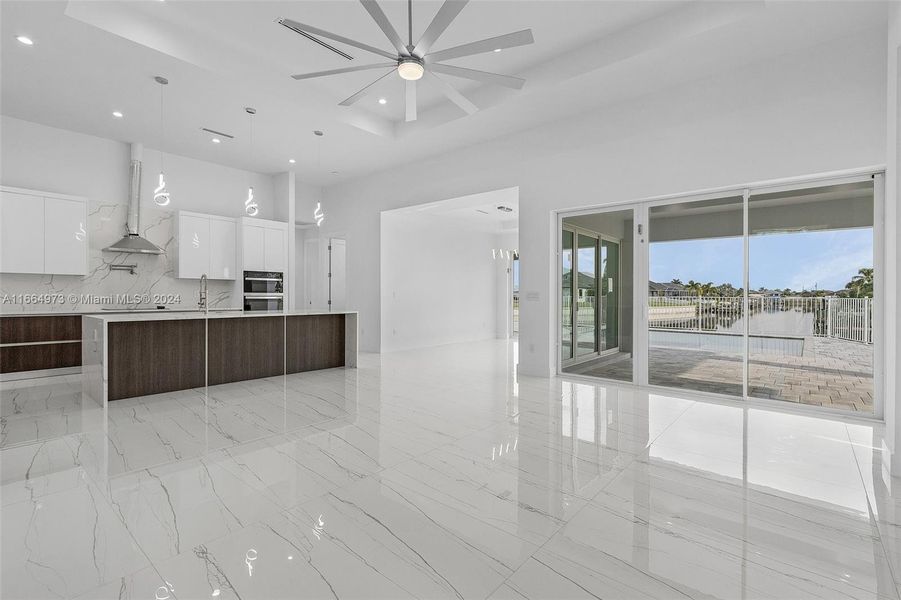 Spacious, unfurnished interior of a new home in , Cape Coral (Image 9).