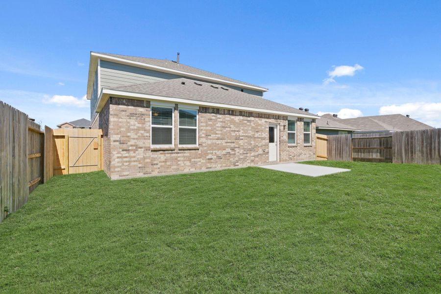 Exterior details and patio area of a home in Pearlbrook, Texas City (Image 3).