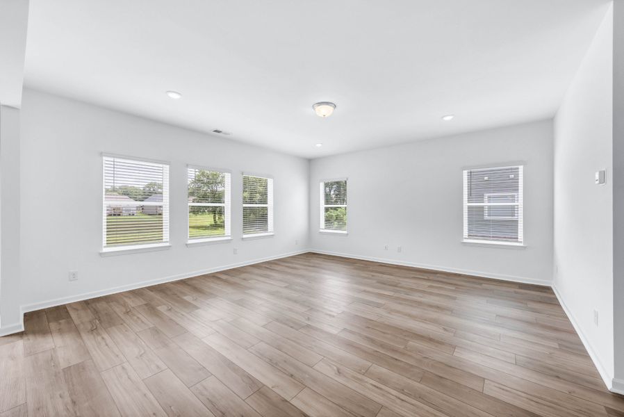 Spacious, unfurnished interior of a new home in The Oaks, Clarksville (Image 12).