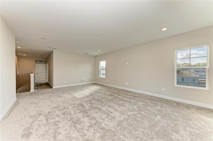 Spacious, unfurnished interior of a new home in Crestwood Estates, Valrico (Image 27).