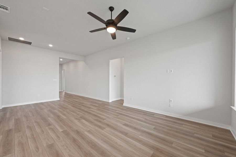 Spacious, unfurnished interior of a new home in Lagos Reserve, Manor (Image 22).