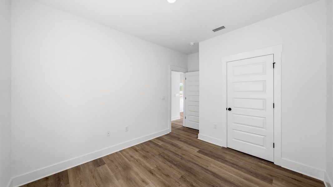 Spacious, unfurnished interior of a new home in Colonial East, Panama City Beach (Image 24).