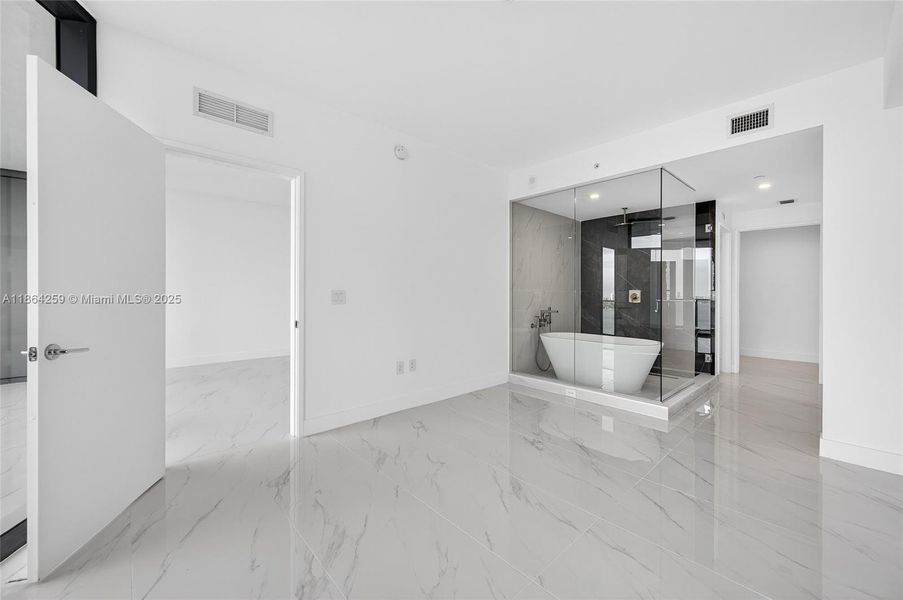 Spacious, unfurnished interior of a new home in Aria Reserve, Miami (Image 29).