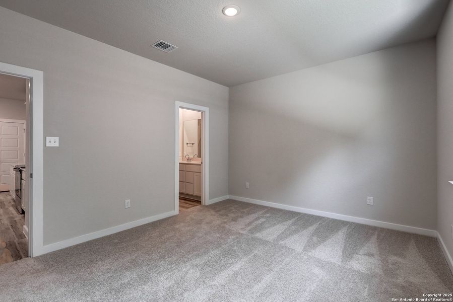 Spacious, unfurnished interior of a new home in Rosemont Hill, San Antonio (Image 10).