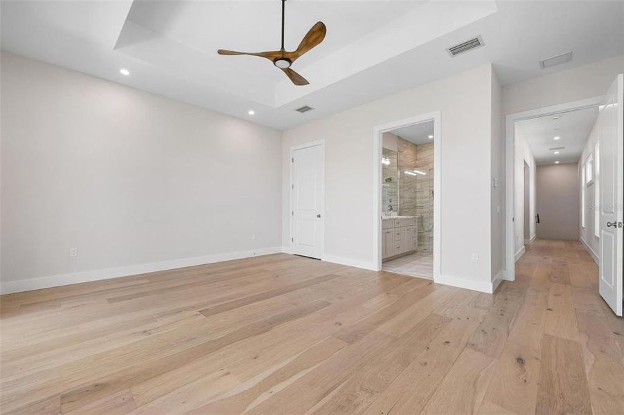 Spacious, unfurnished interior of a new home in , Sarasota (Image 64).