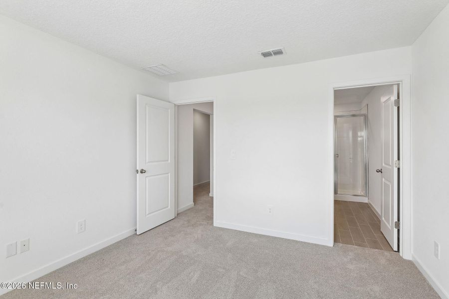 Spacious, unfurnished interior of a new home in , Middleburg (Image 18).
