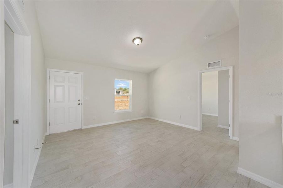 Spacious, unfurnished interior of a new home in , Belleview (Image 18).