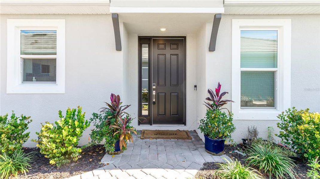Exterior details and patio area of a home in , Bradenton (Image 4).