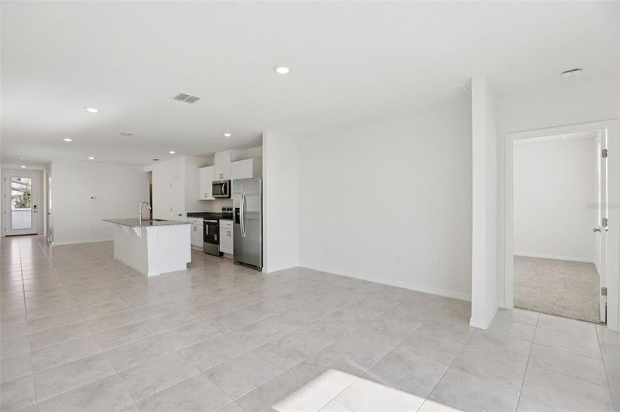 Spacious, unfurnished interior of a new home in Springs at Lake Alfred - Classic Series, Lake Alfred (Image 20).