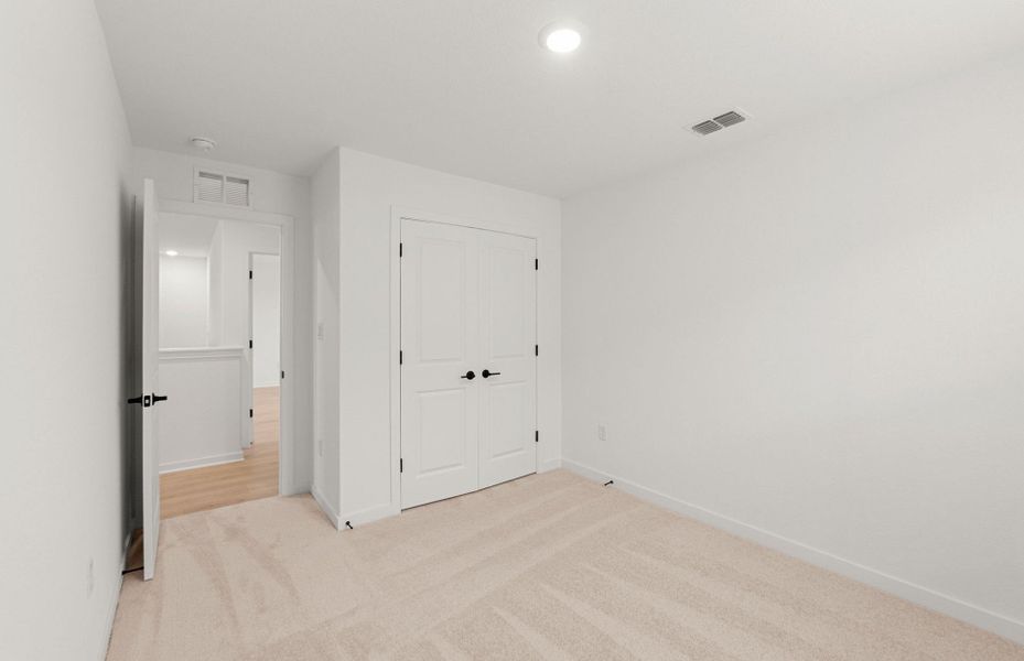 Spacious, unfurnished interior of a new home in Sunfield, Buda (Image 19).