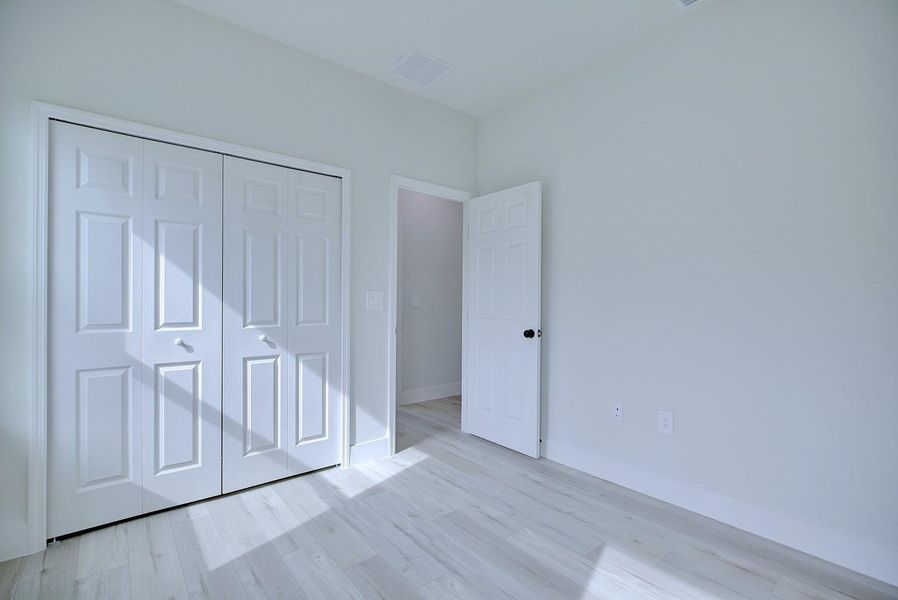 Spacious, unfurnished interior of a new home in , Sebring (Image 19).