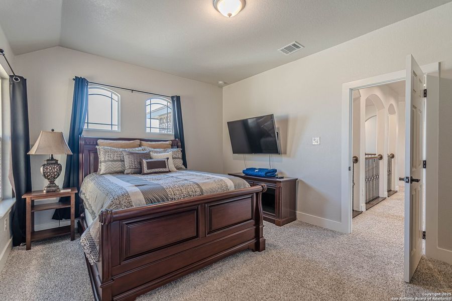 Furnished interior view inside a new home in Hiddenbrooke, Seguin (Image 46).