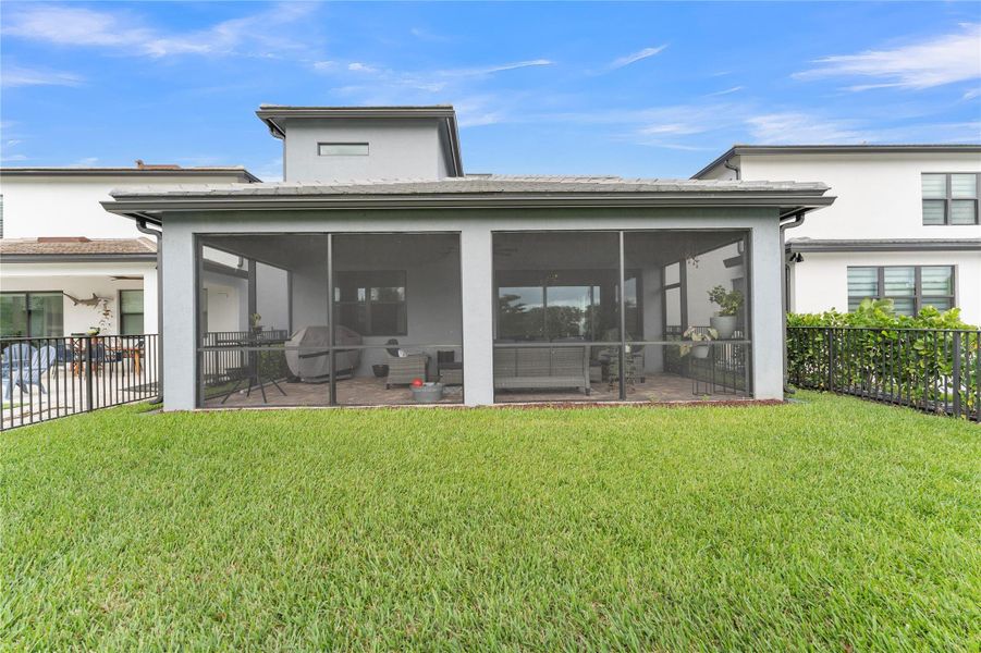 Exterior details and patio area of a home in Oak Tree, Oakland Park (Image 3).