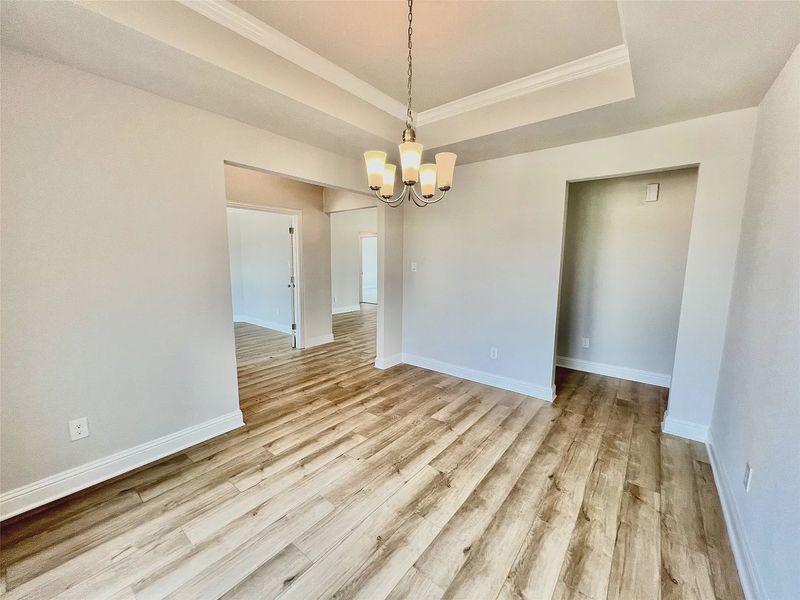 Spacious, unfurnished interior of a new home in Bayou Bend Estates, Dickinson (Image 9).