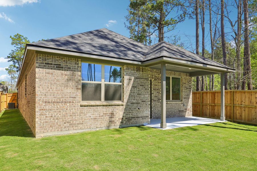 Exterior details and patio area of a home in Evergreen 40', Conroe (Image 19).