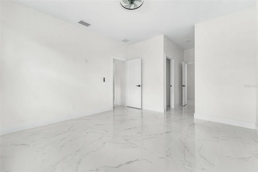 Spacious, unfurnished interior of a new home in , Lehigh Acres (Image 13).