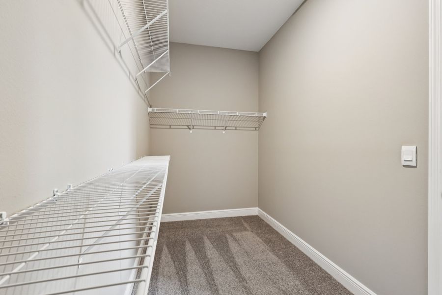 Spacious, unfurnished interior of a new home in Oakstone Farms, Leesburg (Image 32).