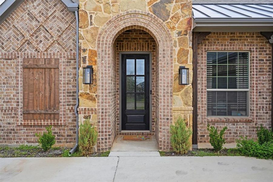 Exterior details and patio area of a home in Abe's Landing, Granbury (Image 3).