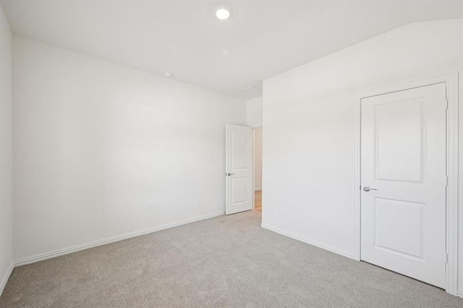 Spacious, unfurnished interior of a new home in Westmoor, Sherman (Image 24).