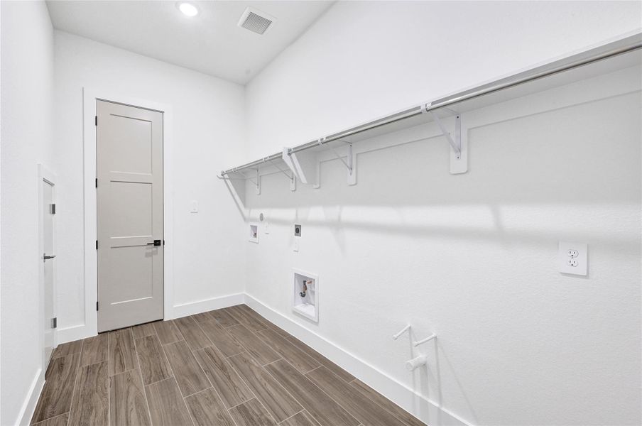 Spacious, unfurnished interior of a new home in Cross Creek West, Fulshear (Image 19).