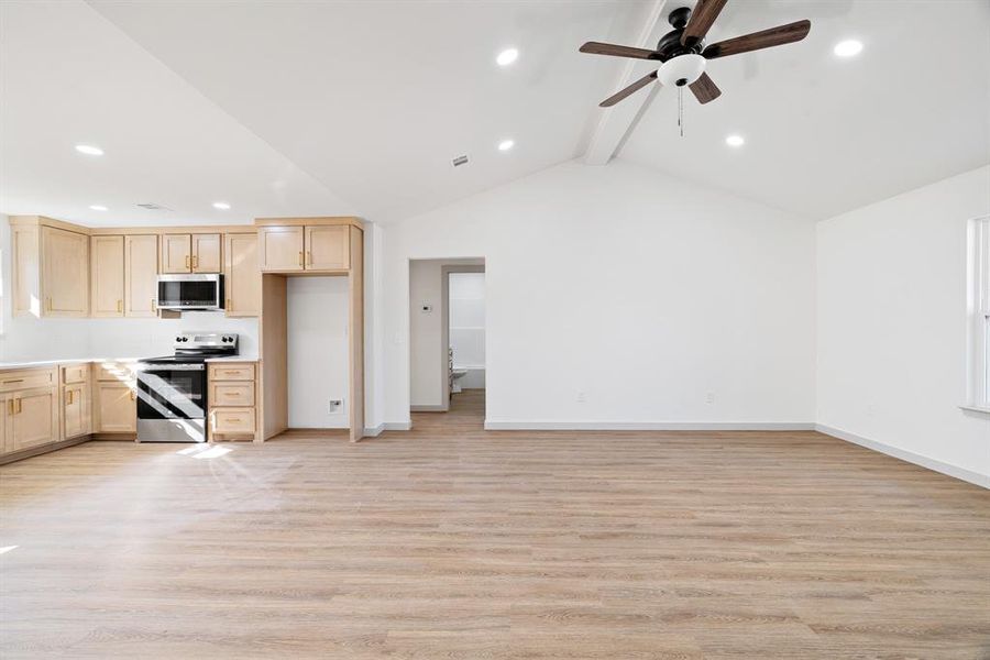 Spacious, unfurnished interior of a new home in , Powderly (Image 17).