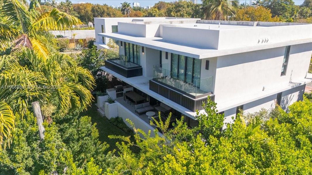 Condo located in Miami Beach, FL showcasing its design and architecture (Image 5).