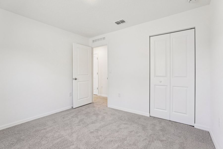 Spacious, unfurnished interior of a new home in Vero Lake Estates, Vero Beach (Image 16).