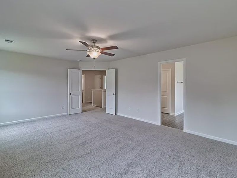 Spacious, unfurnished interior of a new home in Emanuel Creek, West Columbia (Image 12).