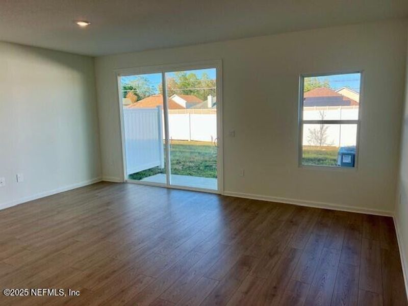 Spacious, unfurnished interior of a new home in The Landing, Middleburg (Image 24).